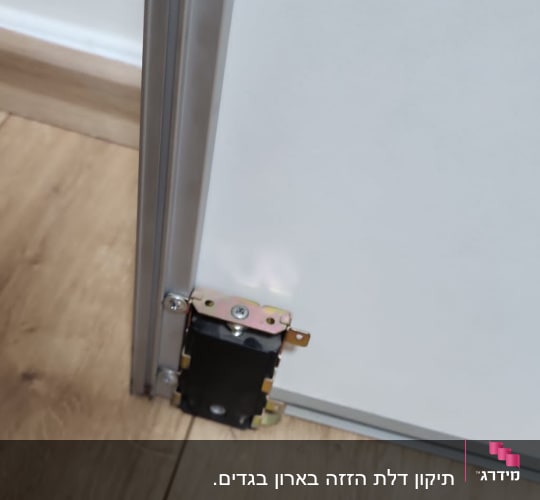 חיבור מתכת לפינה של לוח עץ על רצפה